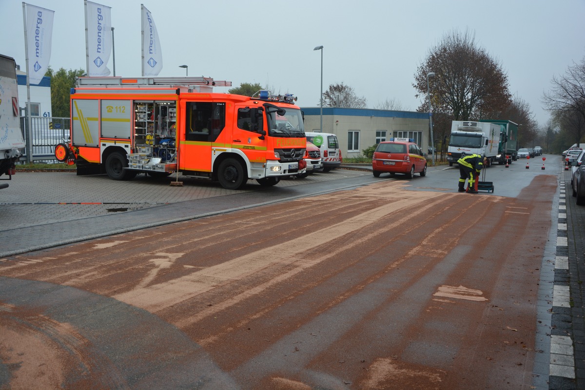 FW-MH: Undichter LKW Tank sorgt für stundenlangen Einsatz der Feuerwehr Mülheim