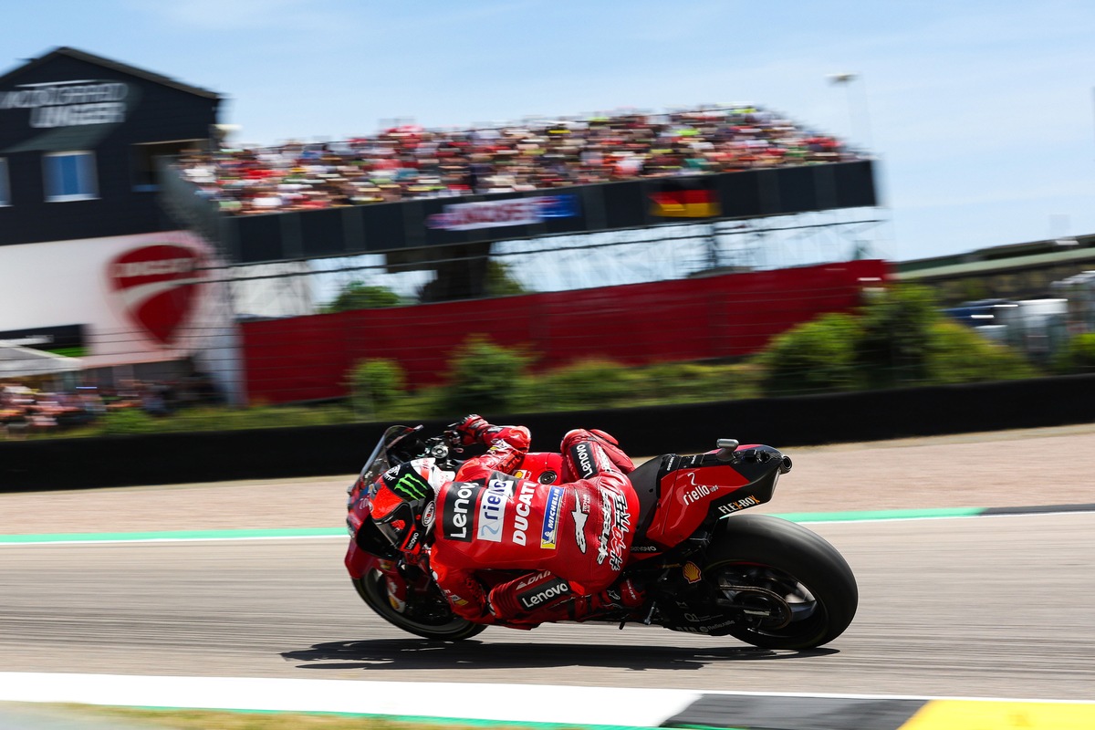 Rekordverdächtig: Francesco Bagnaia eröffnet MotoGP-Spektakel am Sachsenring mit Bestzeit