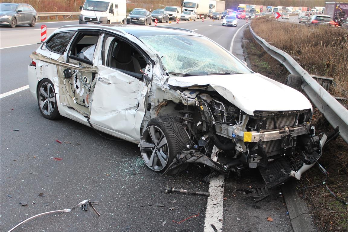 POL-VDKO: Ausweichmanöver eines Sattelzuges endet in Verkehrsunfall mit Personenschaden