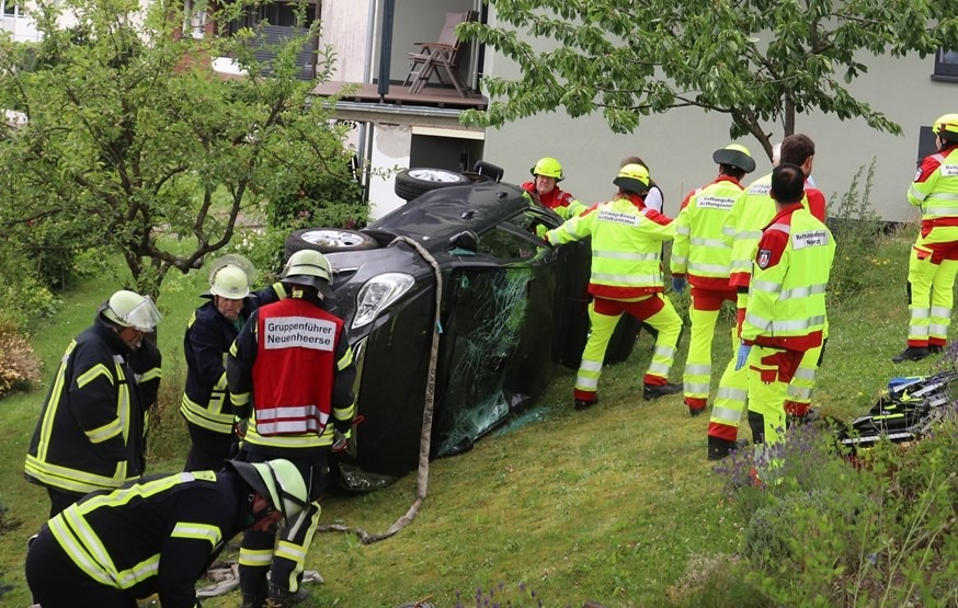 POL-HX: Beim Wenden Abhang hinuntergerutscht und überschlagen