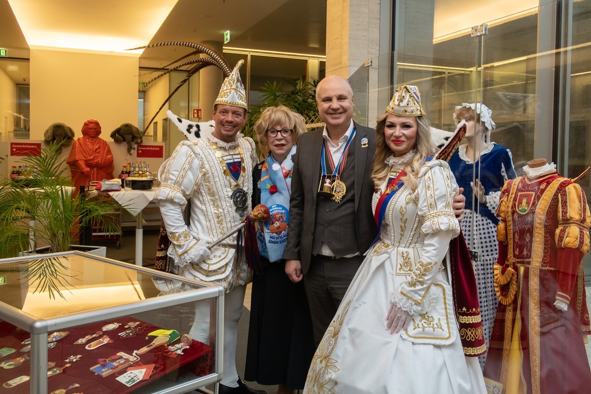 &quot;Frauen im Bonner Karneval 1824 – 2023&quot; – Prinzenpaar besuchte Karnevalsausstellung am Friedensplatz