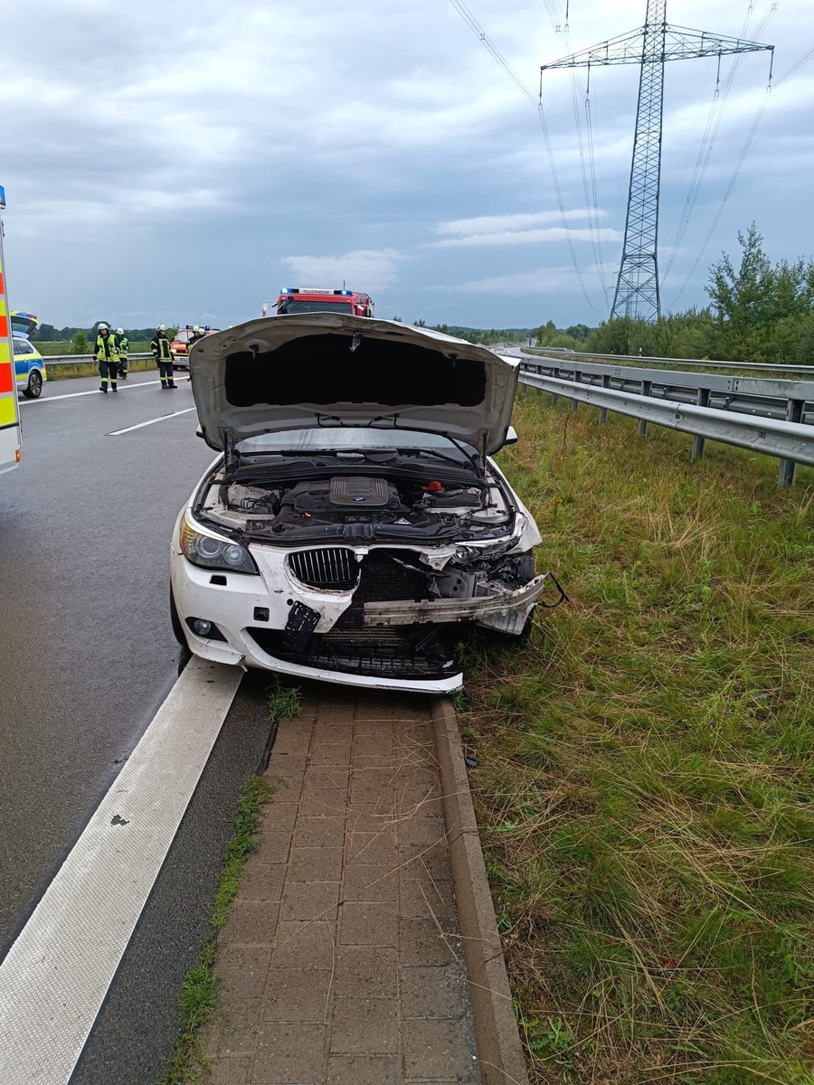 POL-STD: Autofahrer fährt auf A 26 bei starkem Regen in die Leitplanken