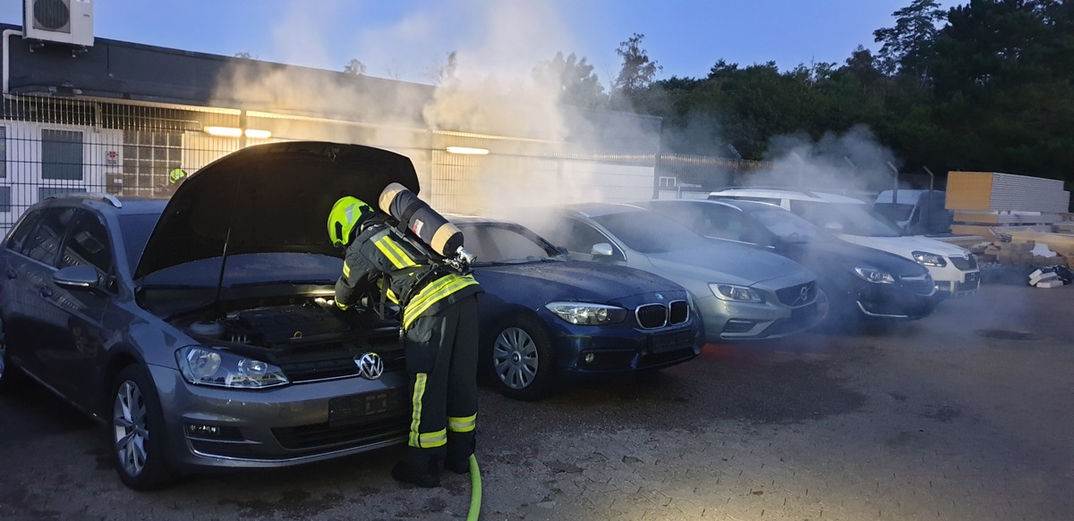 FW-GE: Alarmmeldung &quot;Mehrere Autos brennen&quot; in der Neustadt - 4 PKW in der Schevenstraße durch Brand beschädigt.