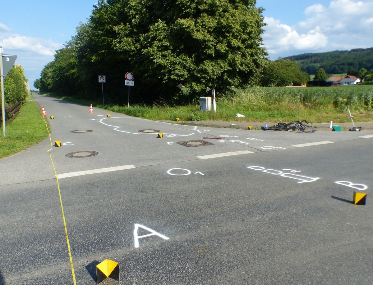 POL-MI: Auto erfasst Rennradfahrer: Pkw-Fahrer lässt schwerverletzten Mann zurück