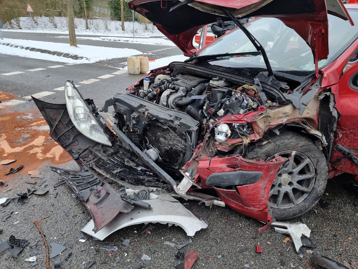 POL-STD: Drei Verletzte bei Unfall auf Bundesstraße 73 in Horneburg