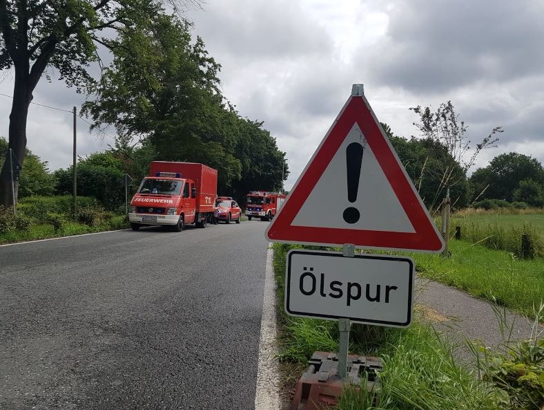 FW-Schermbeck: Ölsur auf der Freudenbergstraße