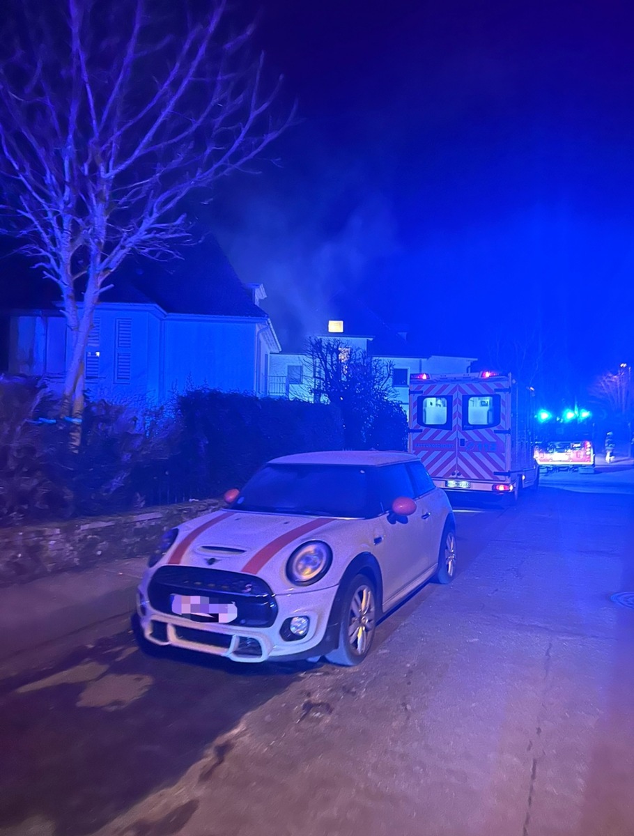 FW-DT: Zimmerbrand - 10 Personen betroffen