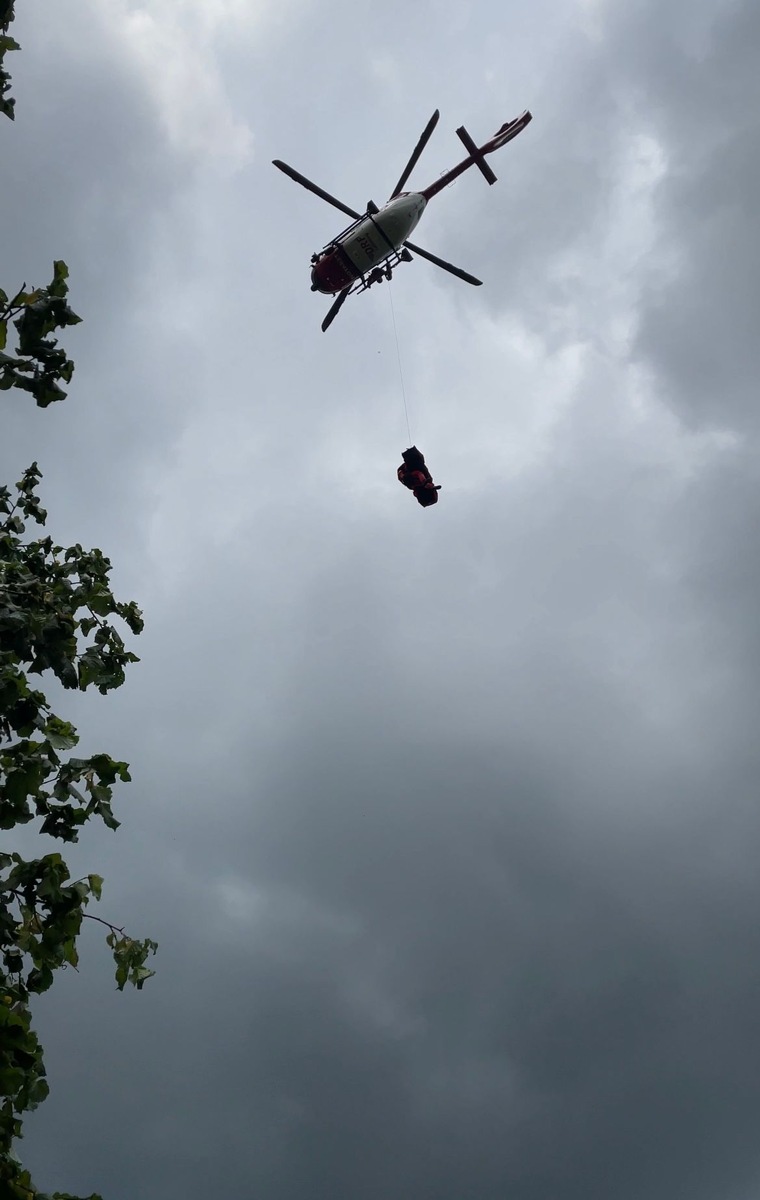 FW-EN: Personenrettung über Winde eines Rettungshubschraubers