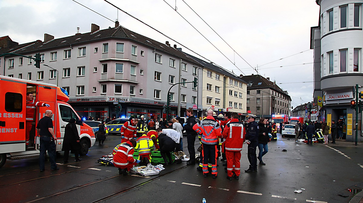 FW-E: PKW erfasst Menschengruppe, zwölf zum Teil lebensgefährlich verletzte Personen