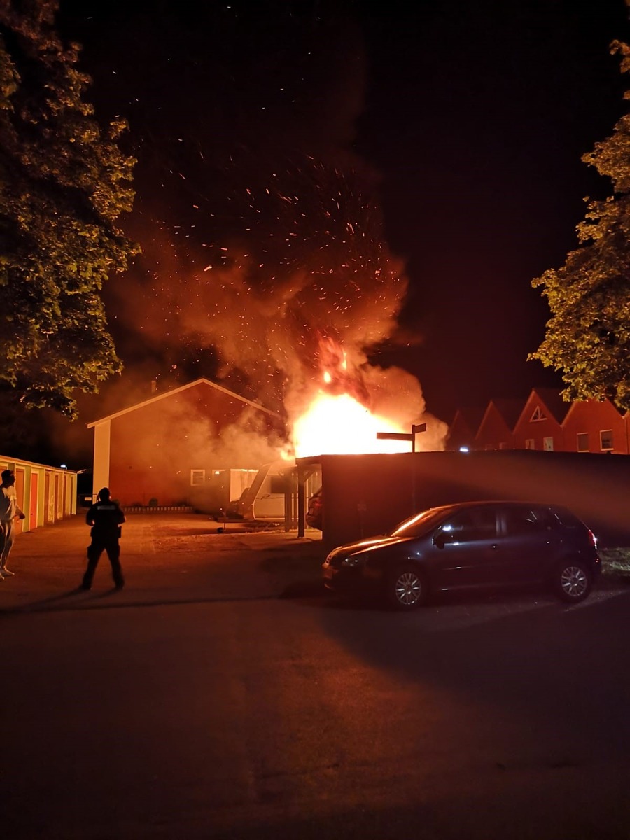 POL-ROW: ++ Hoher Sachschaden beim Brand einer Garagenanlage ++