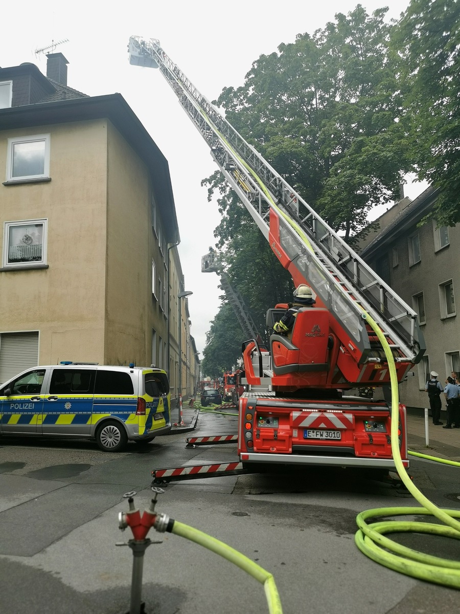 FW-E: Ausgedehnter Wohnungsbrand in einer Dachgeschosswohnung-keine Verletzten