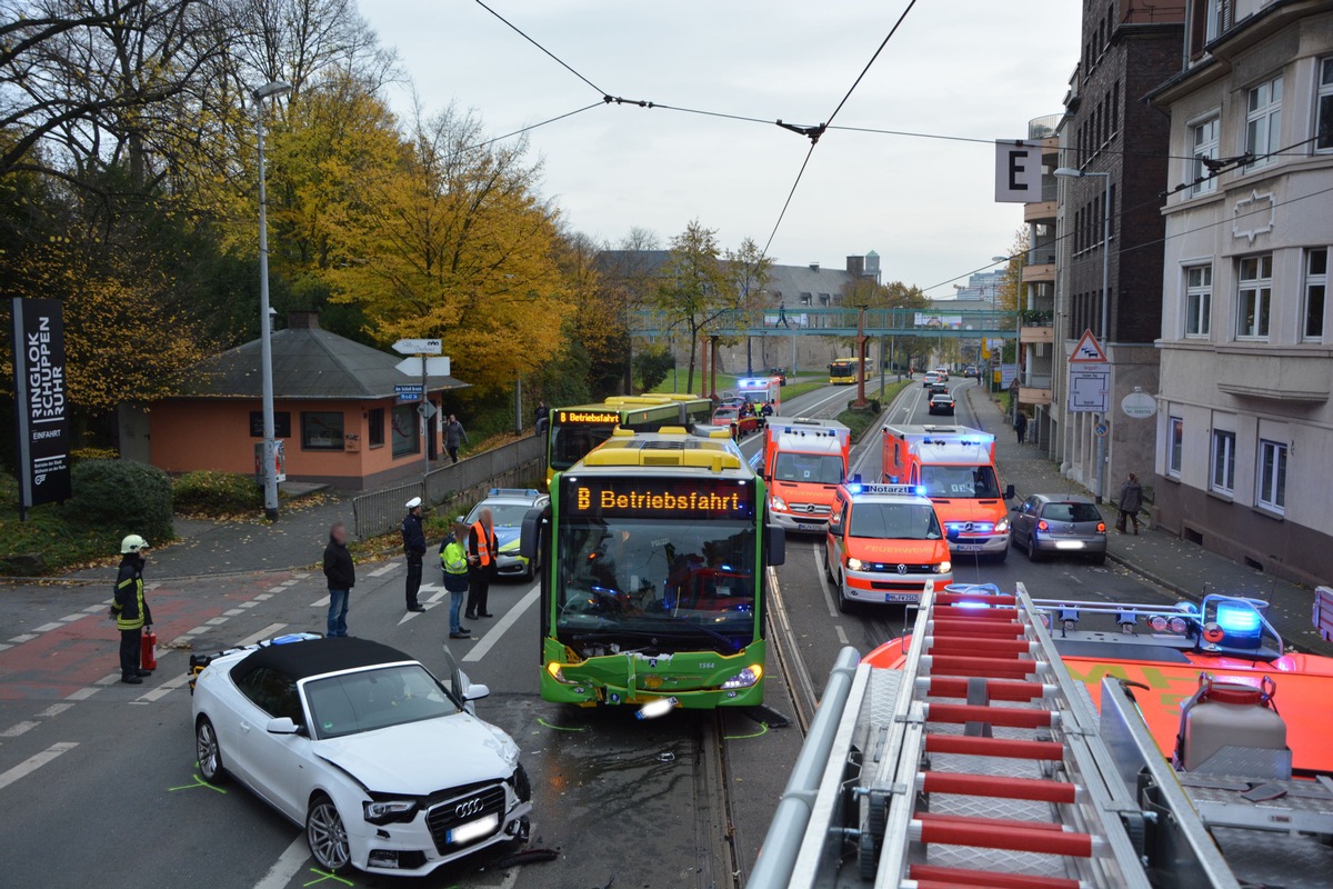 FW-MH: Schwerer Verkehrsunfall zwischen Linienbus und PKW forderte 16 Verletzte.