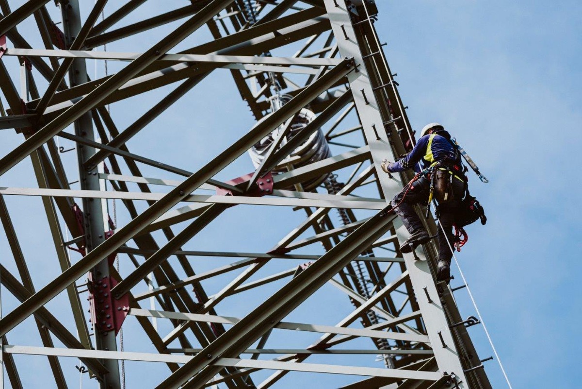 SPIE realisiert für Amprion zwei Lose der 380-kV-Höchstspannungsfreileitung von Metternich nach Niederstedem