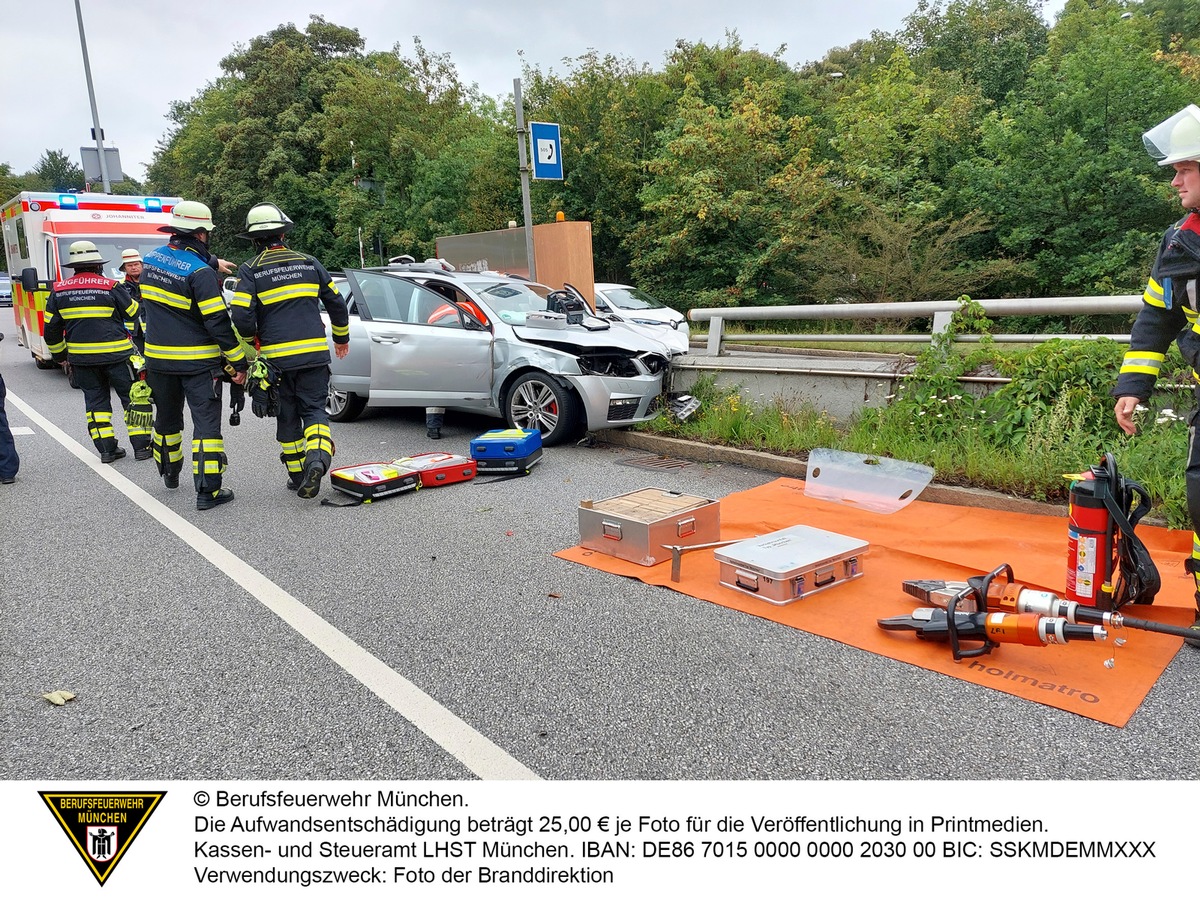 FW-M: Skoda rammt Fahrbahntrenner (Mittersendling)