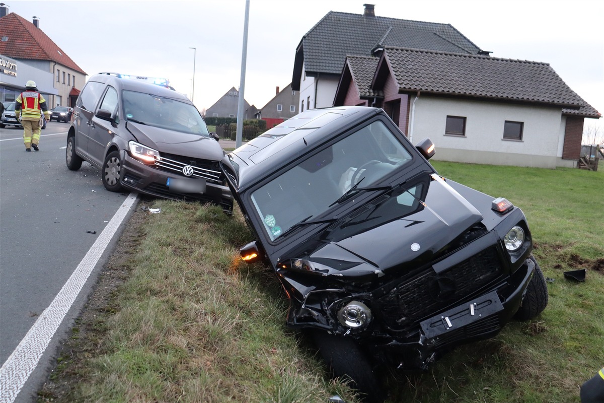 POL-HF: Wendemanöver misslingt- Mercedes schleudert in Graben