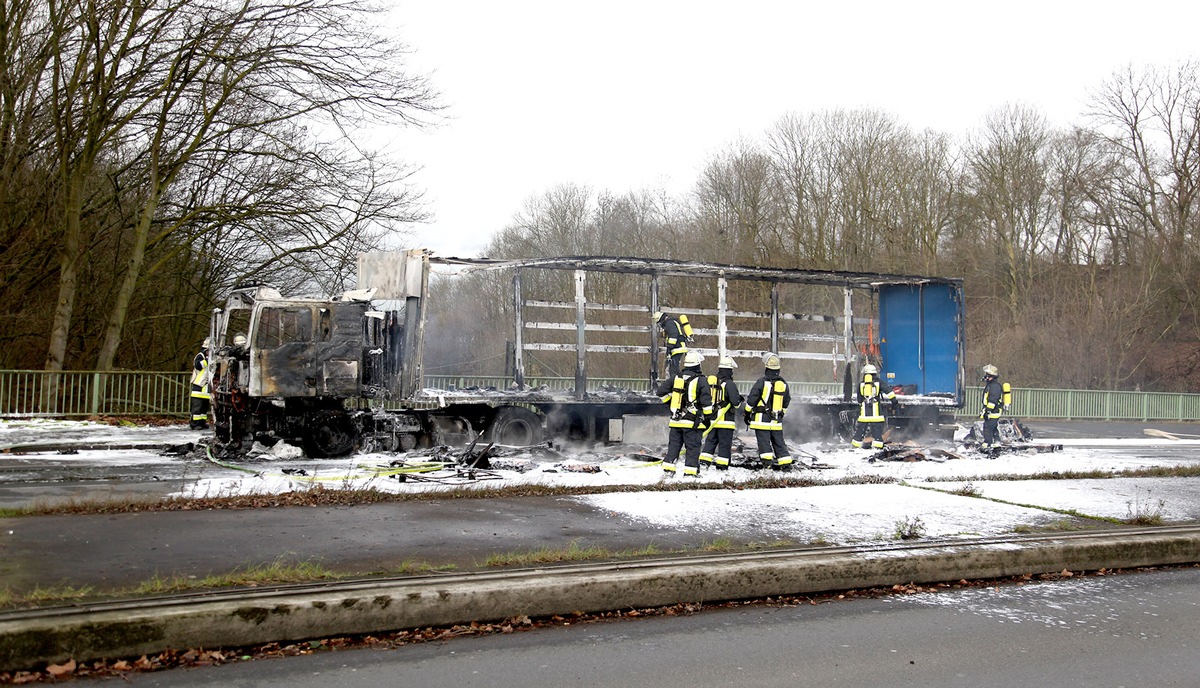 FW-E: Brennender Sattelzug auf der Bottroper Straße, Rauchwolke weithin sichtbar