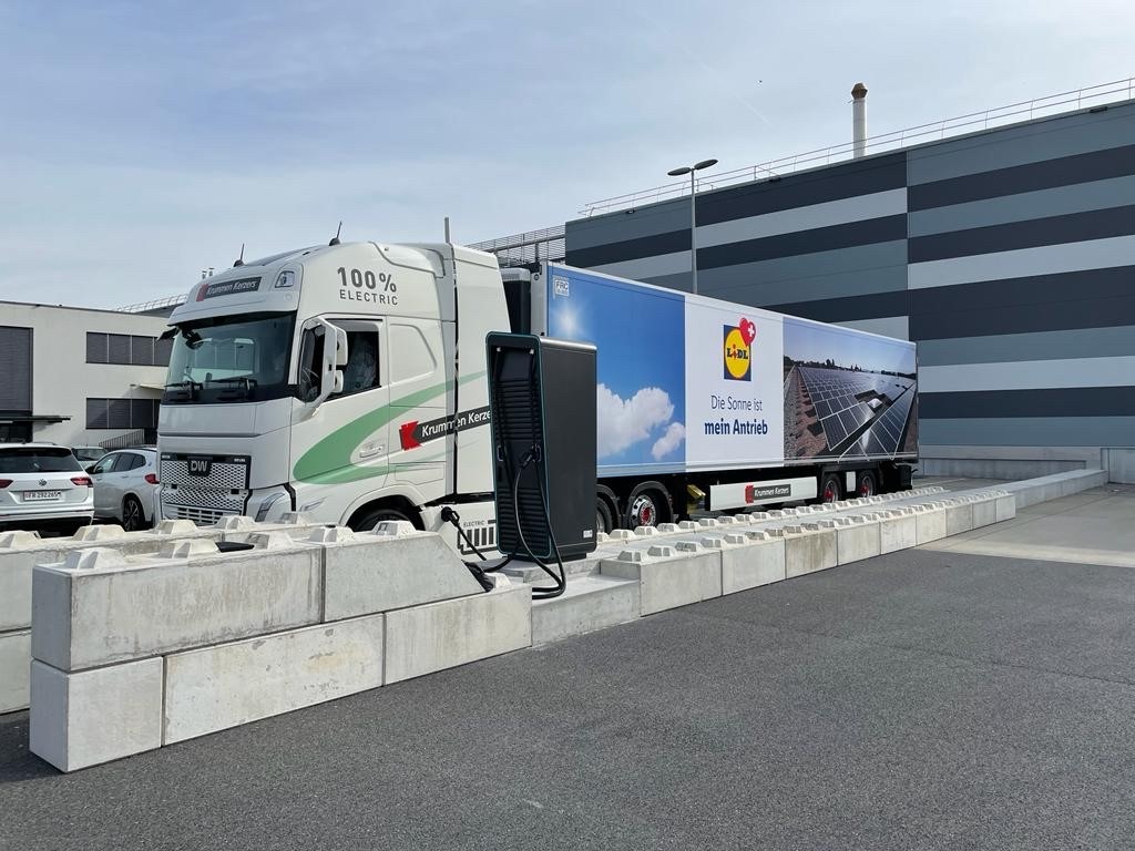 Lidl Schweiz bringt Solar-Strom auf die Strasse / Neuer Designwerk E-LKW &quot;made in Winterthur&quot;