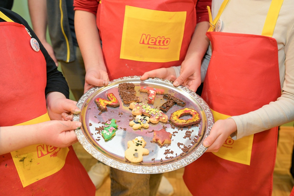 Weihnachtliche Tradition mit Herz: Azubis von Netto Marken-Discount backen und basteln mit Kids