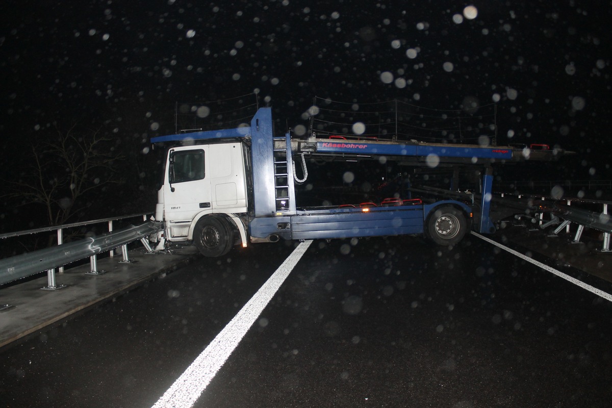 POL-PDNW: Autobahnpolizei Ruchheim, BAB 61. Autotransporter blockiert die Tangente zur B9