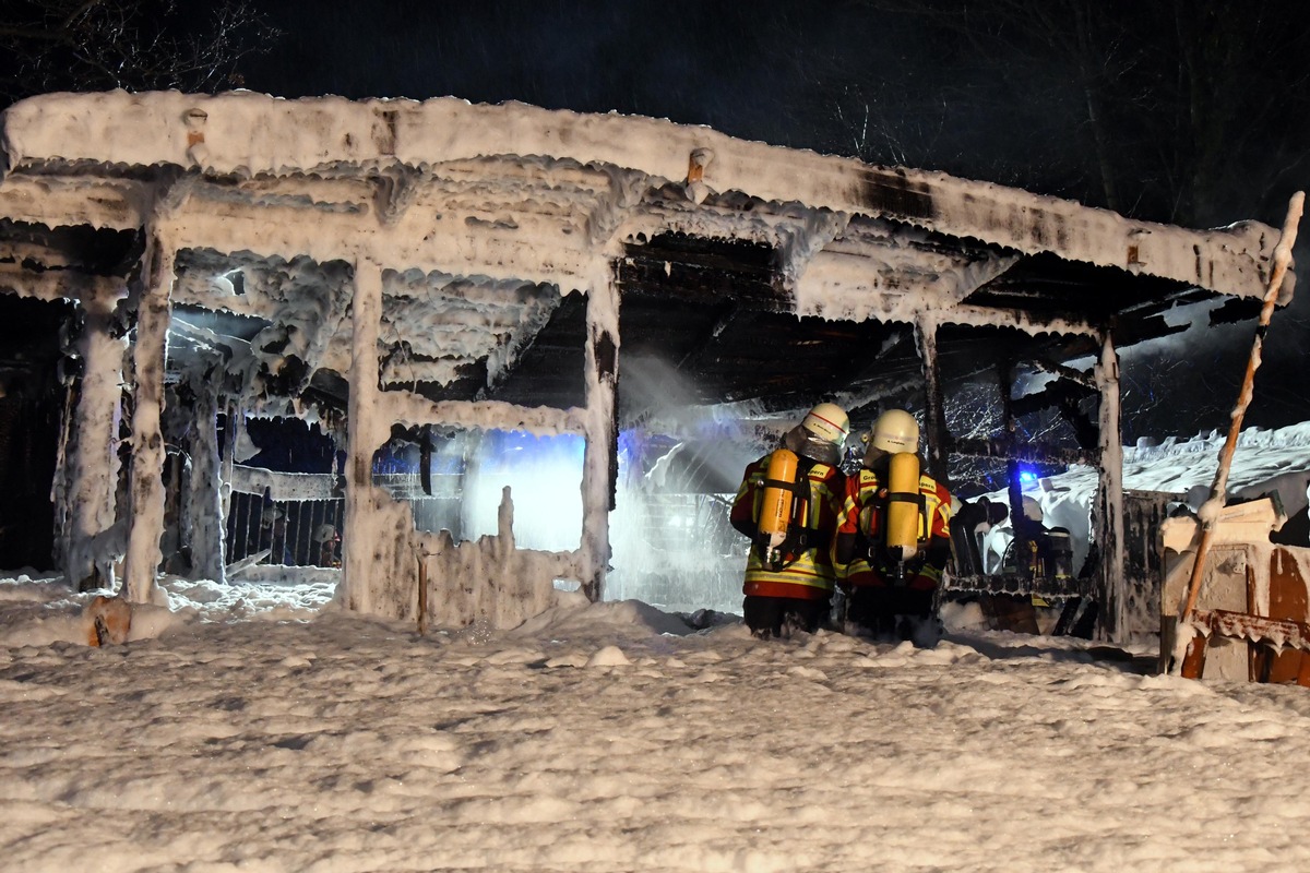 FW-PI: Barmstedt: Feuerwehr löscht größere Gartenlaube