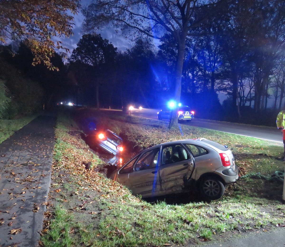 POL-OL: Pressemitteilung des Polizeikommissariates Bad Zwischenahn ++Verkehrsunfall mit zwei Pkw auf der L 828 verläuft glimpflich++