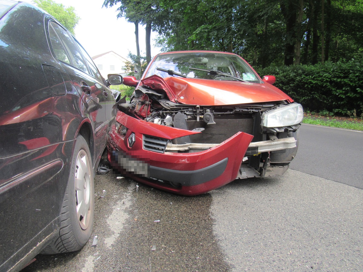 POL-ME: Zwei Autos nach Frontalzusammenstoß total beschädigt - Hilden - 2206108