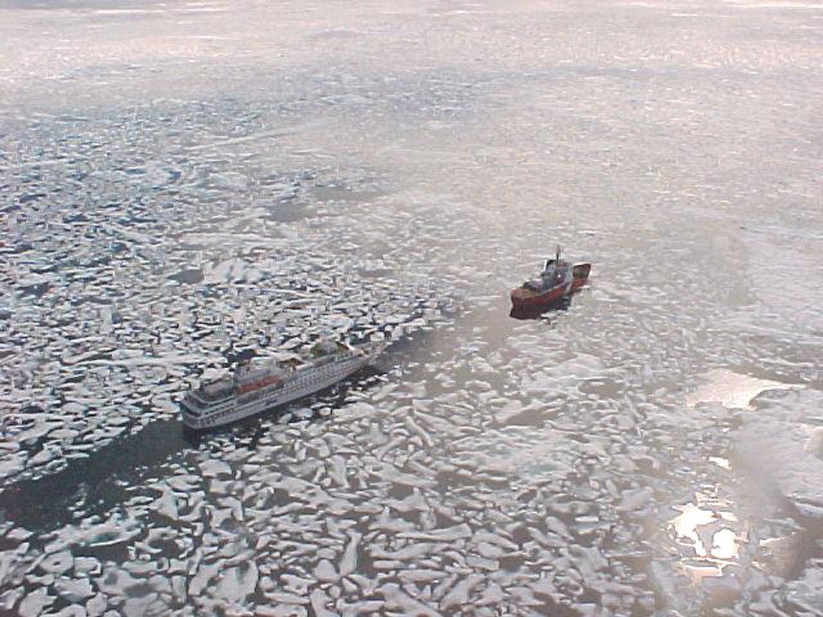 Hapag-Lloyd Kreuzfahrten meldet erfolgreichen Abschluss der Arktis-Saison 2002: MS HANSEATIC bezwingt Nordwest-Passage, MS BREMEN umrundet Spitzbergen.