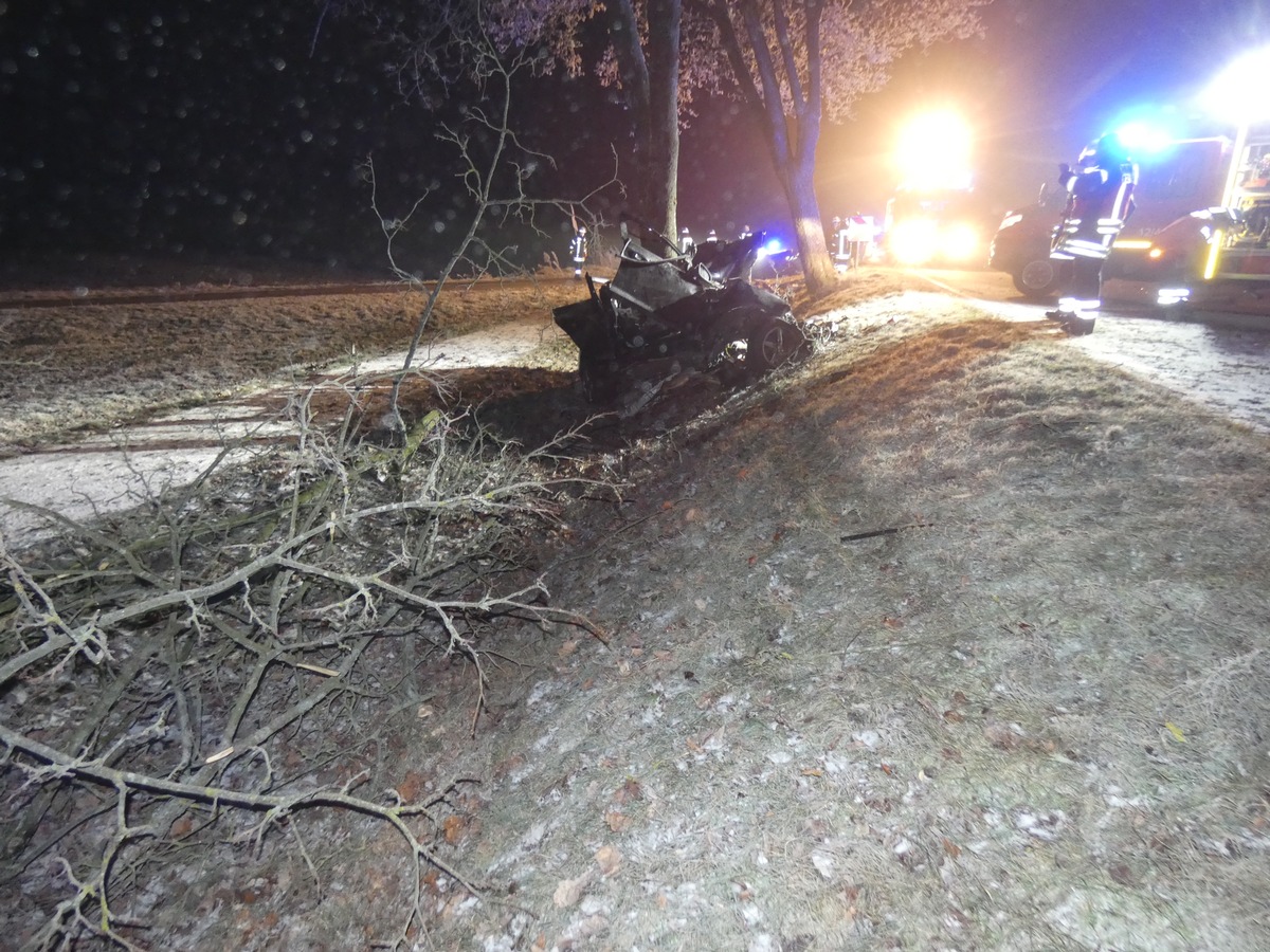 POL-CE: Wolthausen - Ein Schwerverletzter nach Kollision mit Baum