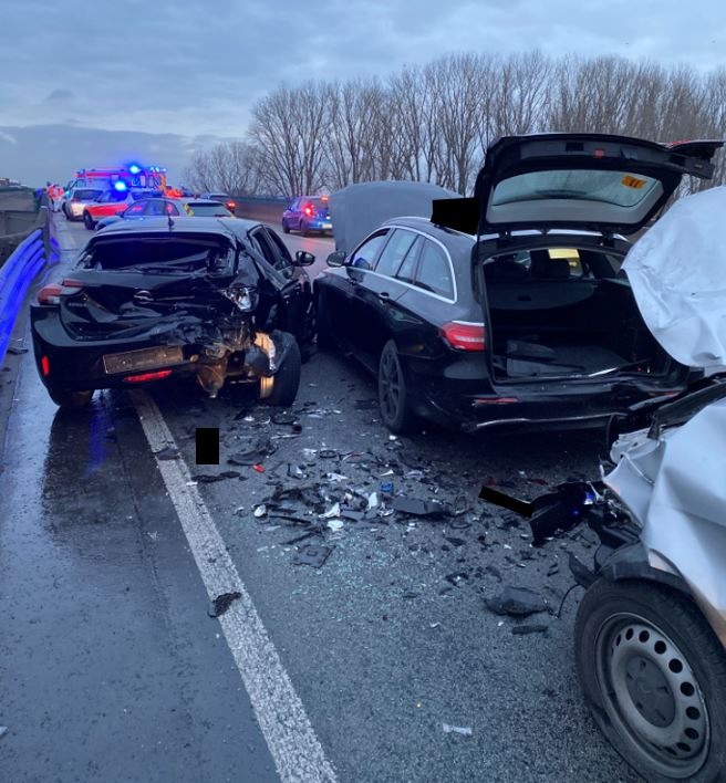 POL-PDNW: Polizeiautobahnstation Ruchheim - Verkehrsunfall mit vier beteiligten Fahrzeugen auf der A6