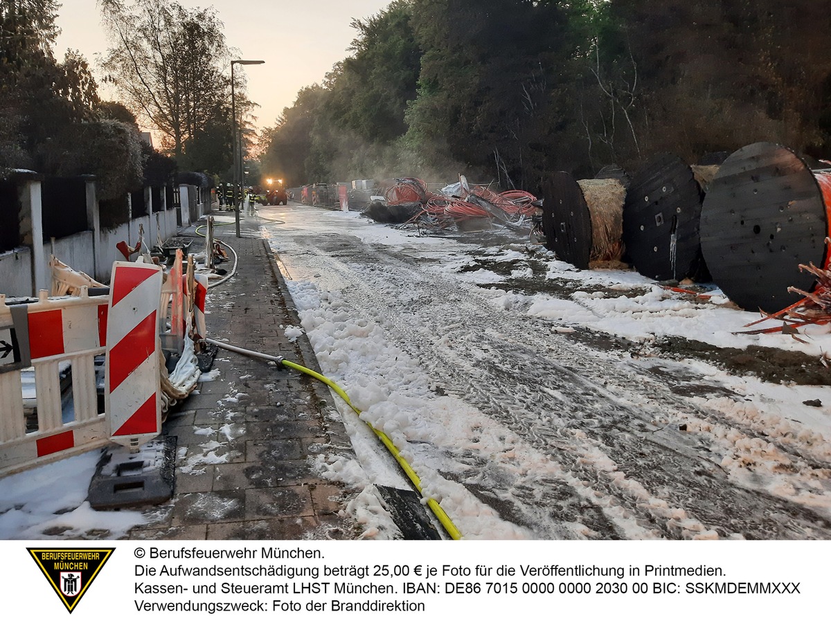 FW-M: Brand auf Baustelle gefährdet Wohnhäuser (Harlaching)