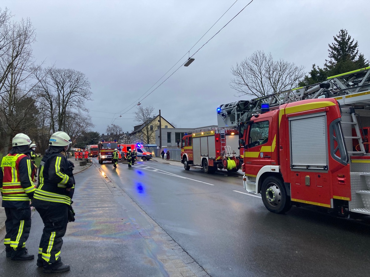 FW-EN: Gemeldete Rauchentwicklung aus Gebäude sorgt für Großeinsatz der Hattinger Feuerwehr