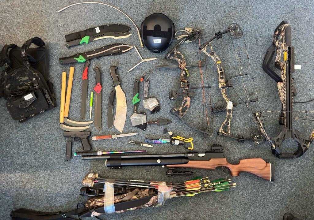 POL-K: 241104-3-K Polizisten stellen bei Wohnungsdurchsuchung Bargeld, Drogen und diverse Waffen sicher - Foto