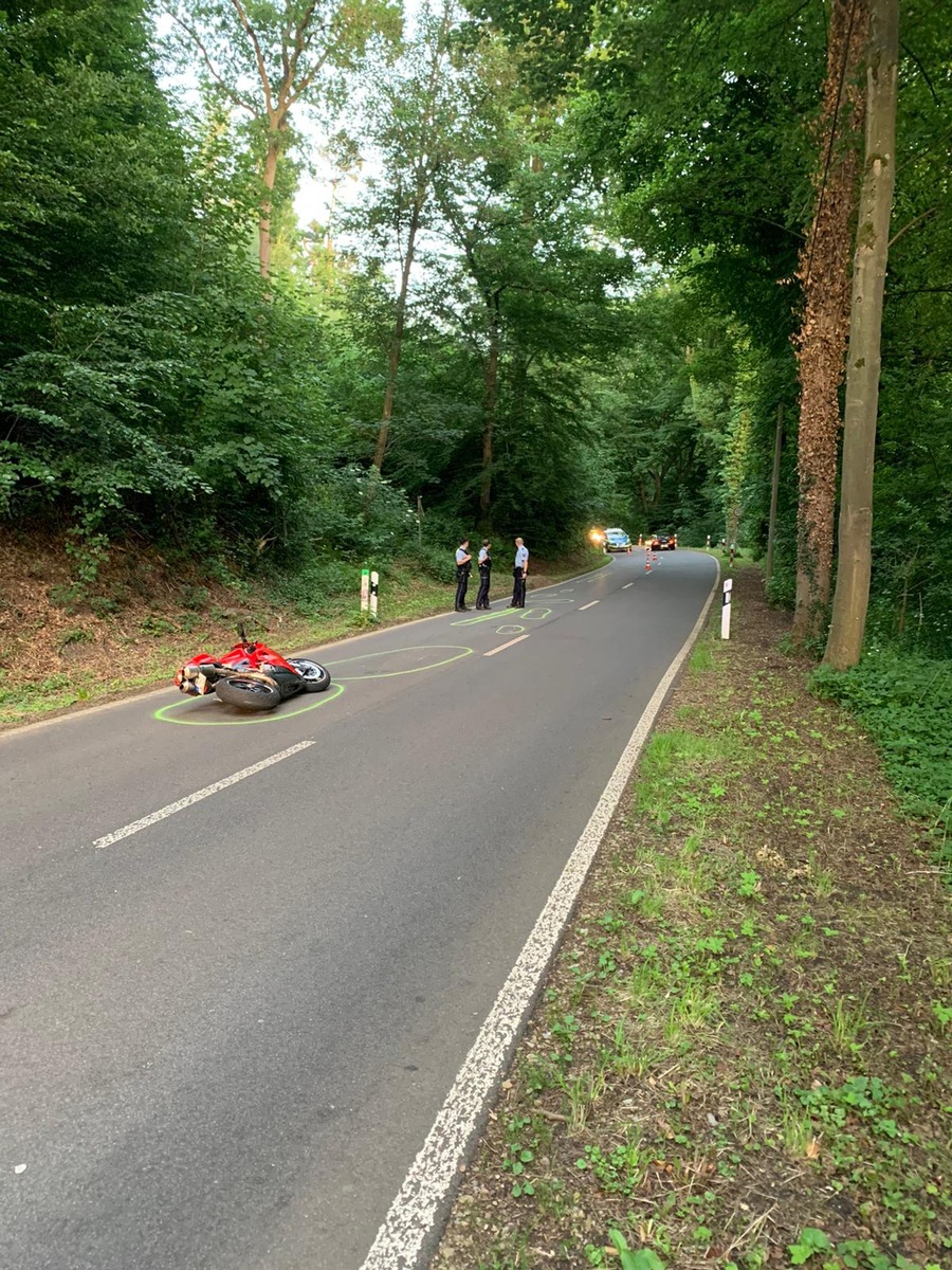 POL-ME: Reh ausgewichen und gestürzt: Motorradfahrer schwer verletzt - Velbert - 2206070