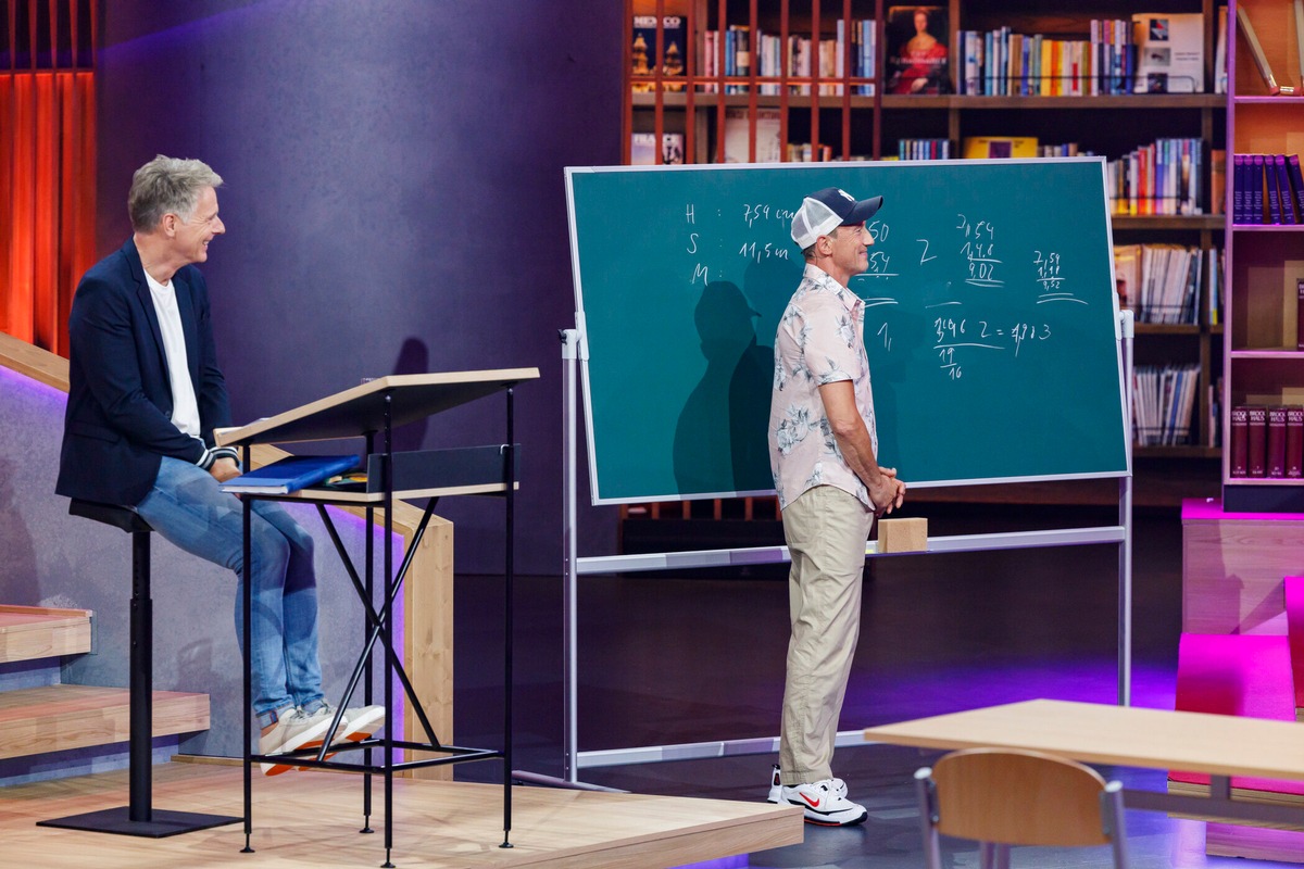 Voller Elan. In der vierten Folge der SAT.1-Show &quot;Zurück in die Schule&quot; geht eine Schultafel zu Bruch