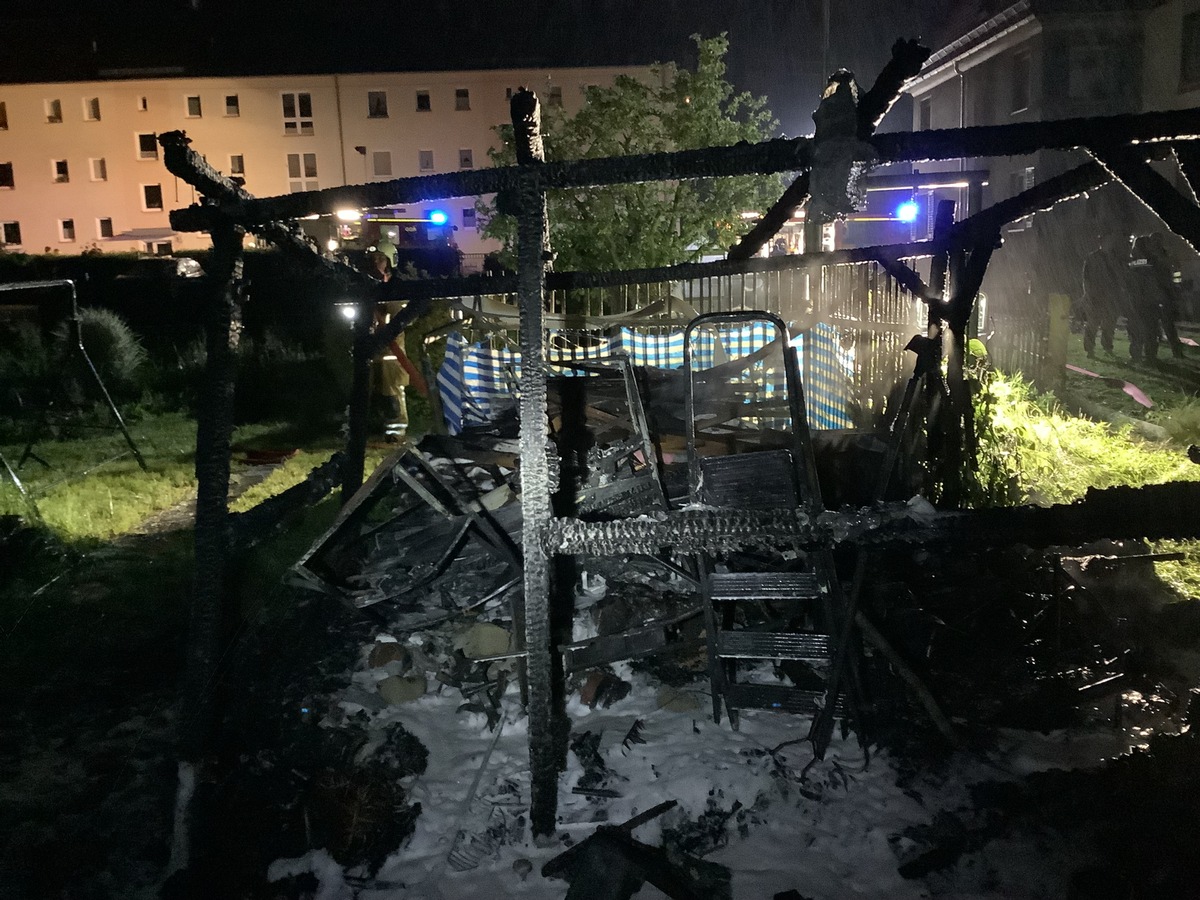 FW Dresden: Brand eines Holzunterstandes droht sich auszubreiten