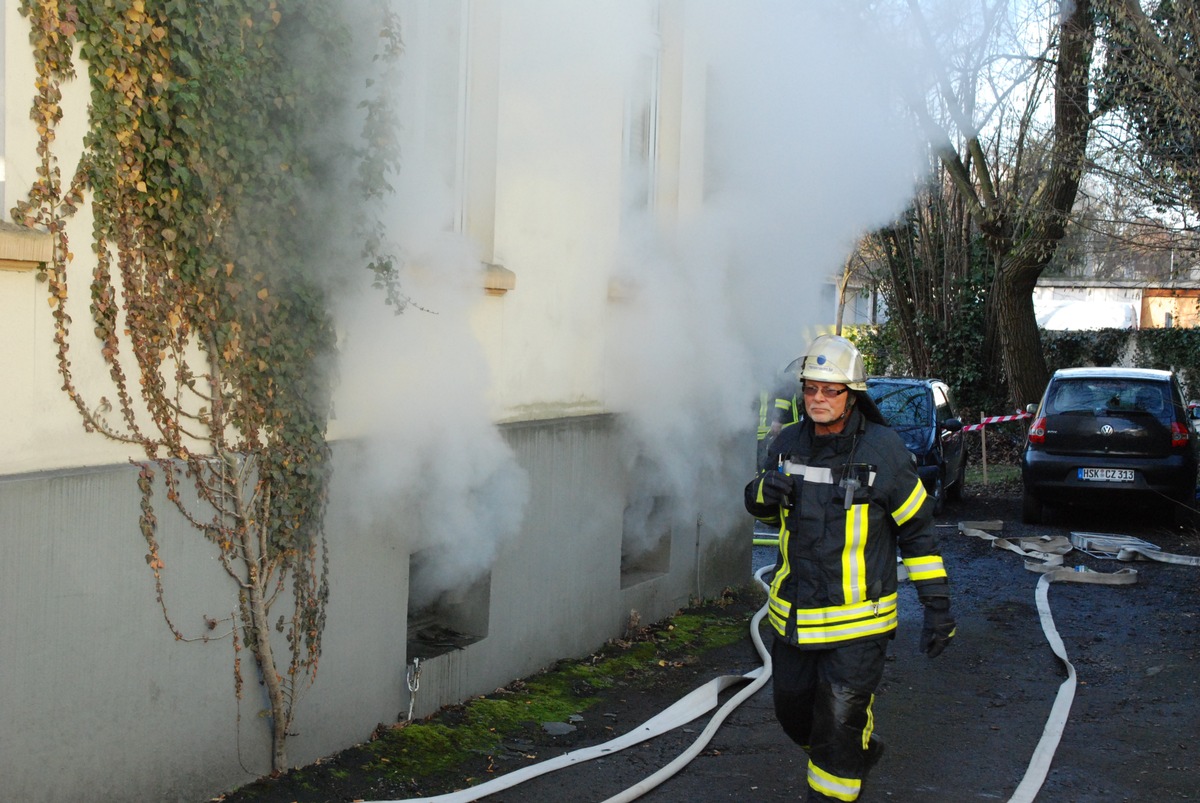 FW-AR: Kellerbrand verraucht komplettes 3-Familienhaus in Arnsberg:
Zwei Personen mit Verdacht auf Rauchgasvergiftung im Krankenhaus