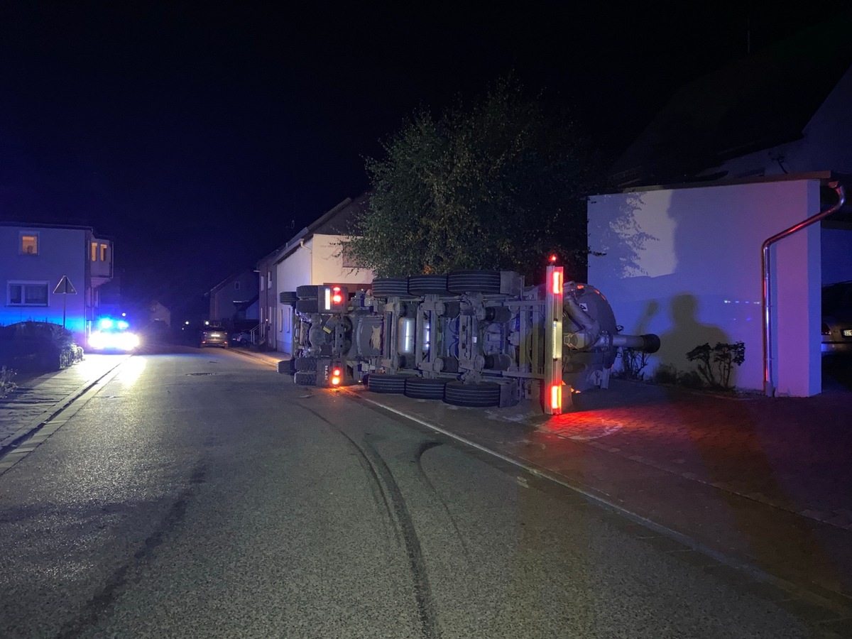 POL-PDKO: Verkehrsunfall mit Personenschaden - Sattelzugmaschine mit Gülletransporter kippt um