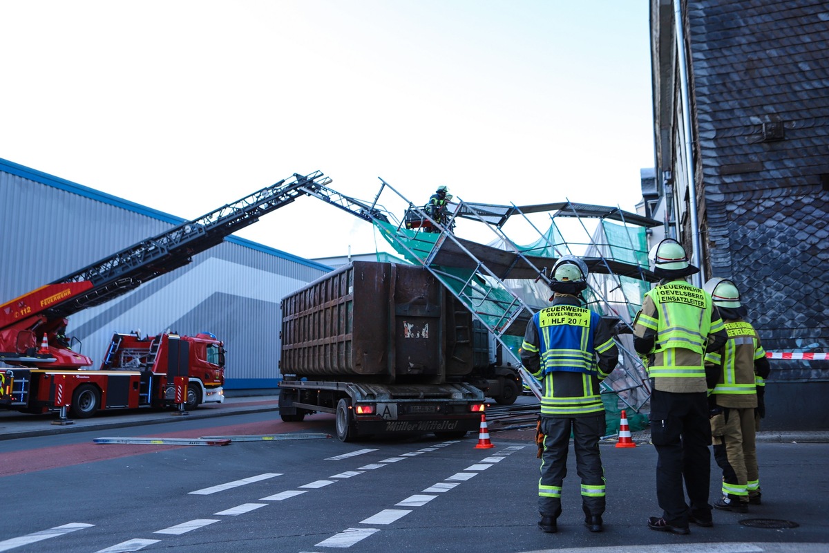 FW-EN: LKW erfasst Baugerüst