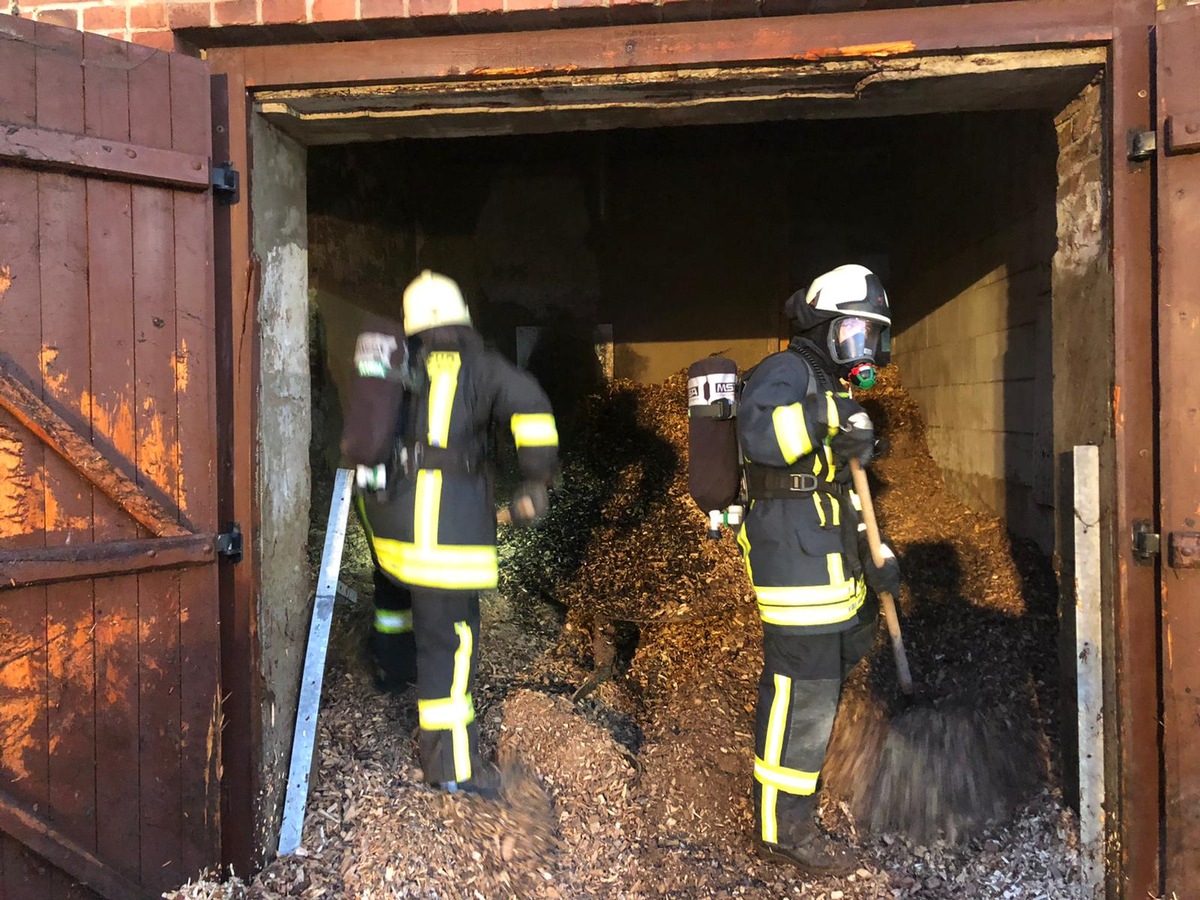 FW Borgentreich: Brand eines Spähnebunkers in Borgholz. Ein Feuerwehrmann wurde in ein Krankenhaus verbracht.