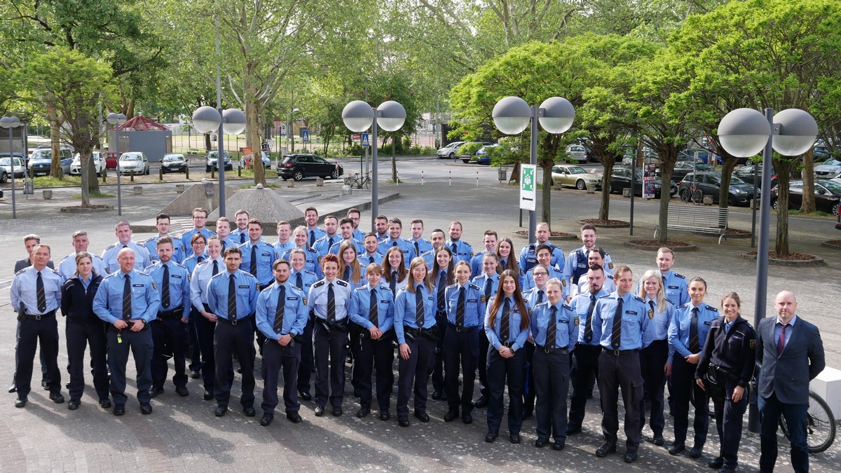 POL-PPMZ: Polizeipräsident Reiner Hamm begrüßt neue Polizeibeamtinnen und -beamte im Polizeipräsidium Mainz / MIT GRUPPENBILD