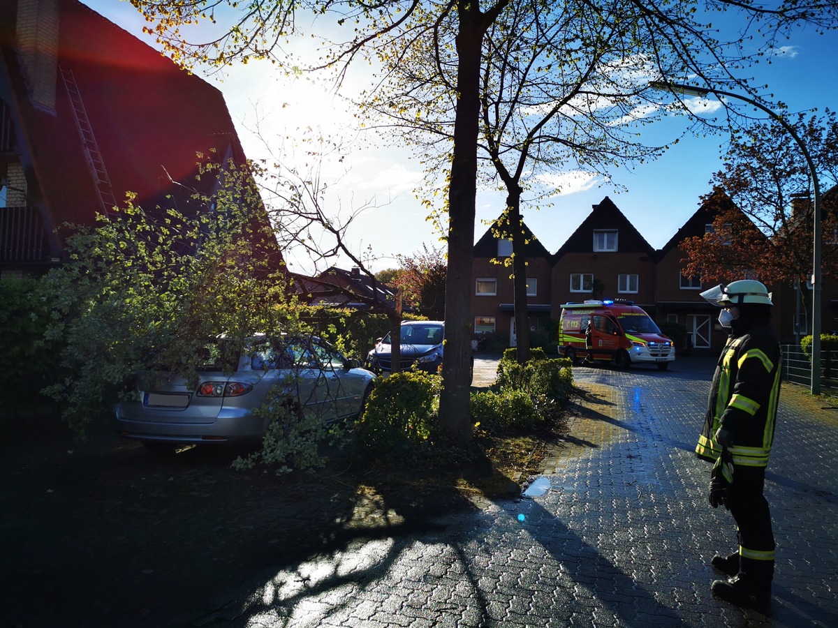 FW-WRN: Abschlussmeldung Sturmtief Eugen - TH_1 - Höhe Autohaus an der Kamener Straße, Baum auf der Fahrbahn und TH_1 - Baum auf PKW