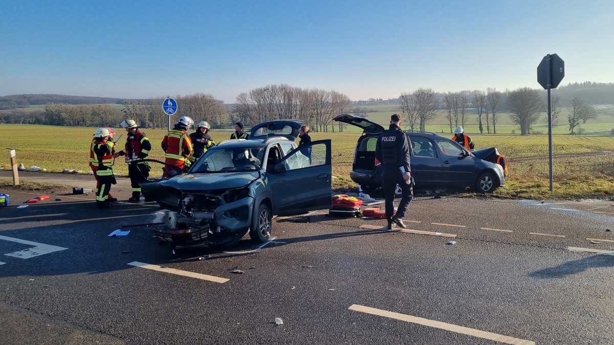 FW Düren: Schwerer Verkehrsunfall auf der K29: Erfolgreiche interkommunale Zusammenarbeit der Feuerwehren Düren, Hürtgenwald und Kreuzau