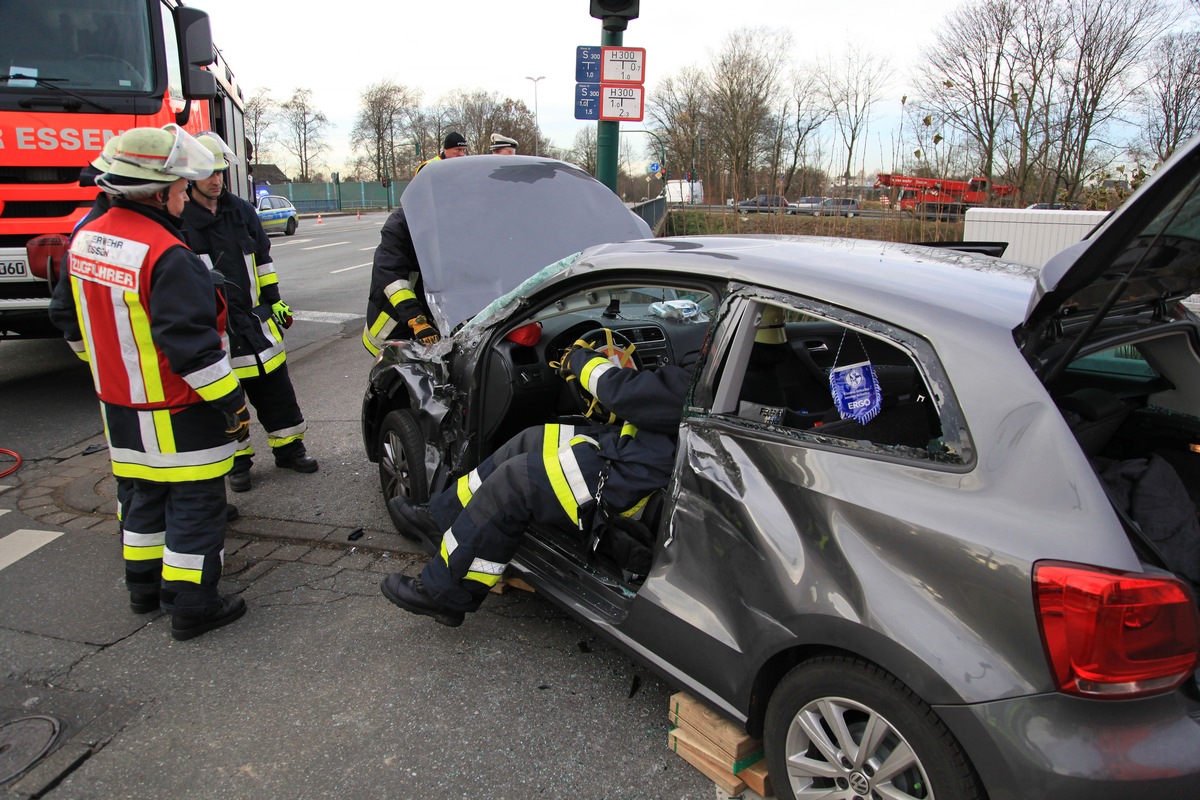 FW-E: Zwei Verletzte nach Verkehrsunfall zwischen LKW und PKW, die Fahrerin des PKW war in ihrem Fahrzeug eingeklemmt