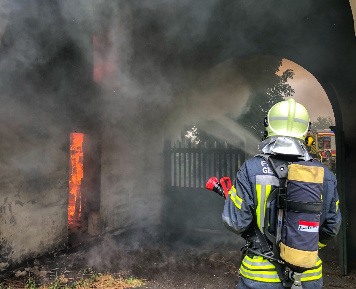 FW-GE: Brennender Dachstuhl am Junkerweg - Haus Leithe durch Brand schwer beschädigt