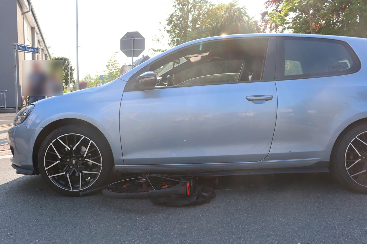 POL-HF: Unfall im Kreuzungsbereich - Autofahrer kollidiert mit Radfahrer