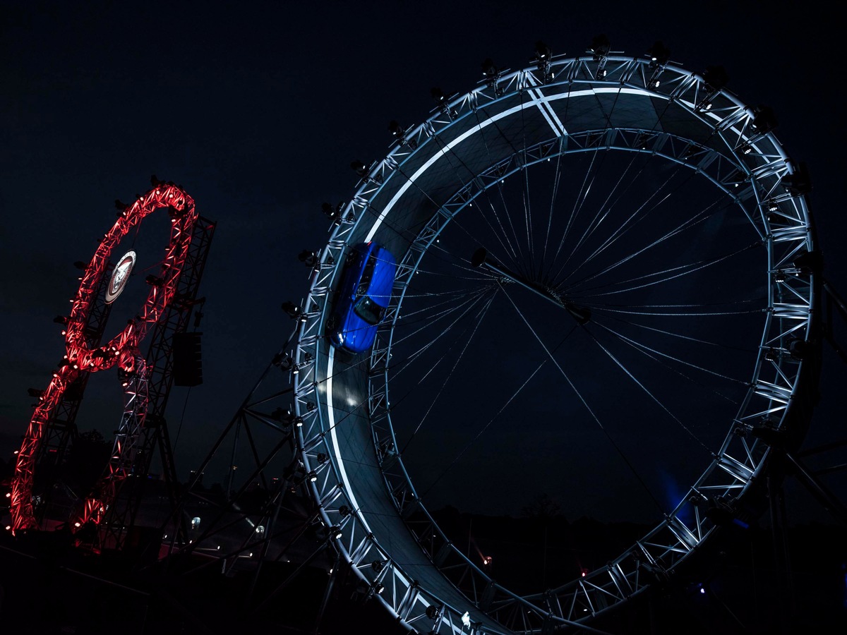 Spektakulärer Guinness-Weltrekord: Jaguar F-PACE fährt zur Weltpremiere durch 19 Meter hohen Looping (FOTO)