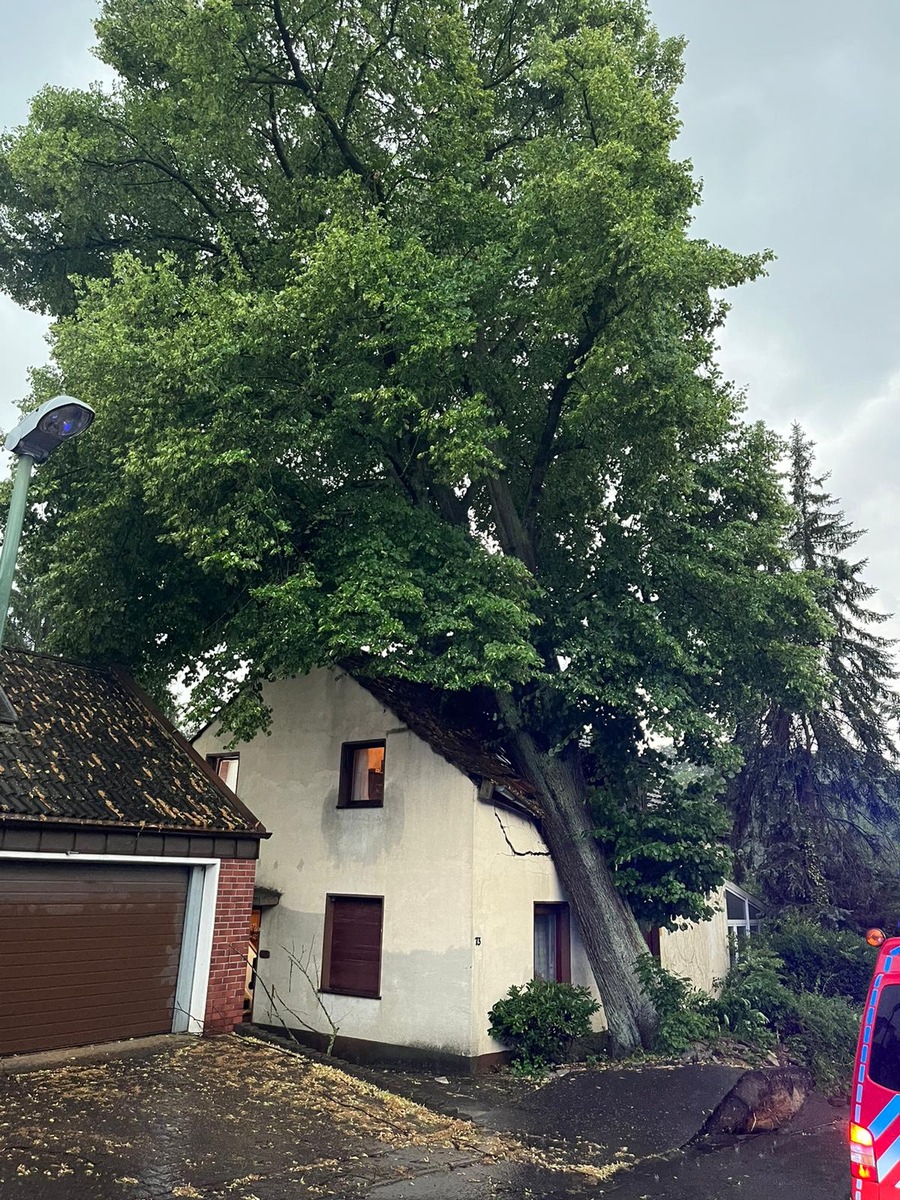 FW-E: Unwetter über Essen hinterlässt Schäden und sorgt für rund 130 Einsätze - Ein Gebäude unbewohnbar, keine Verletzten