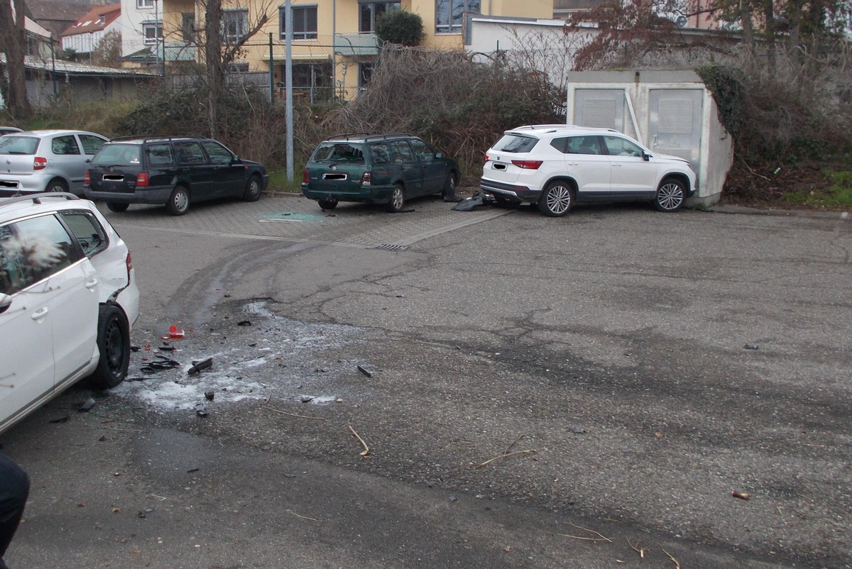 POL-PDNW: Verkehrsunfall auf Parkplatz eines Einkaufsmarktes, vier Fahrzeuge beschädigt