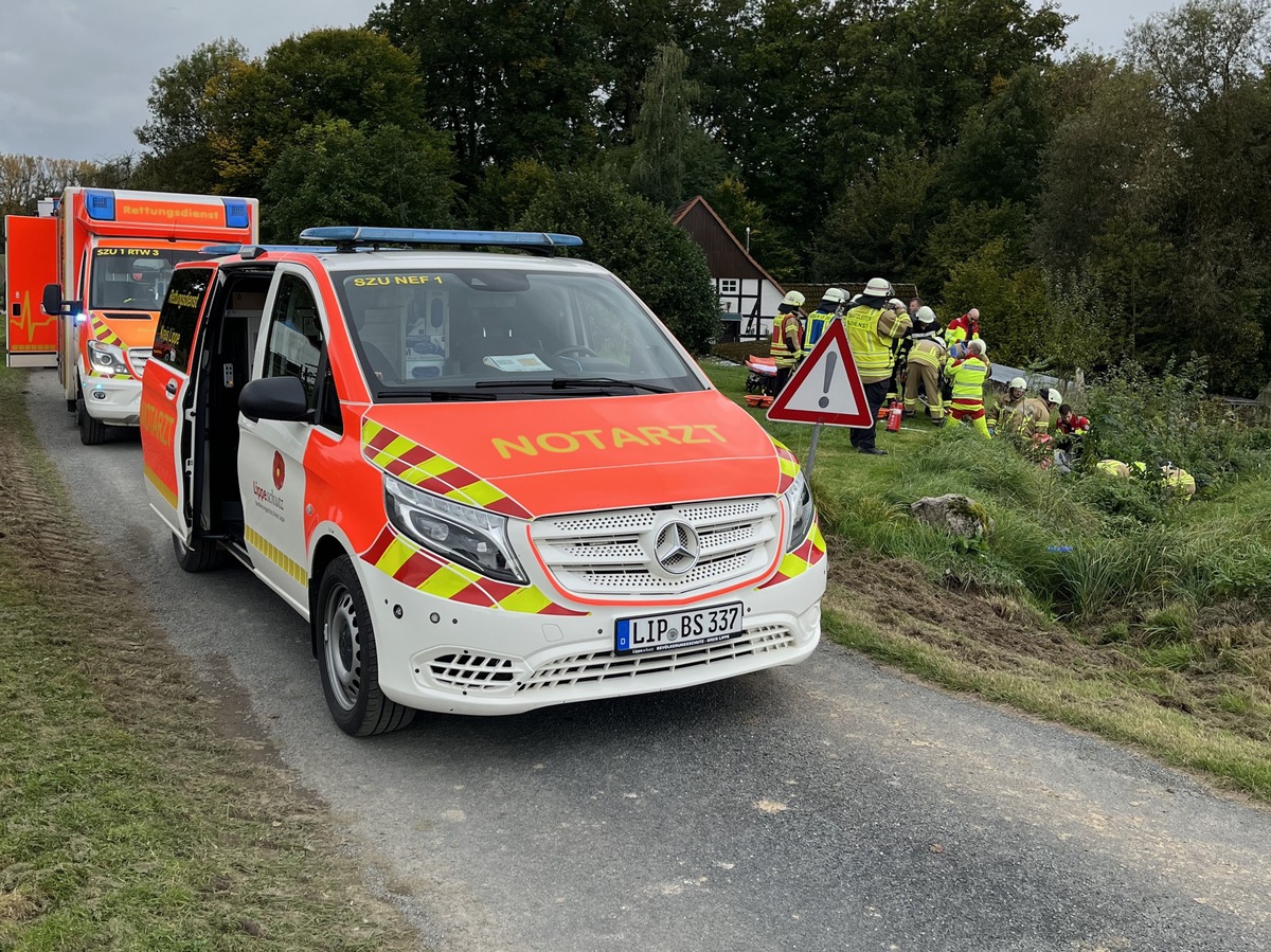 FF Bad Salzuflen: Mann wird in Wüsten unter Rasenmäher-Traktor eingeklemmt / Feuerwehr und Rettungsdienst sind mit 25 Kräften im Einsatz