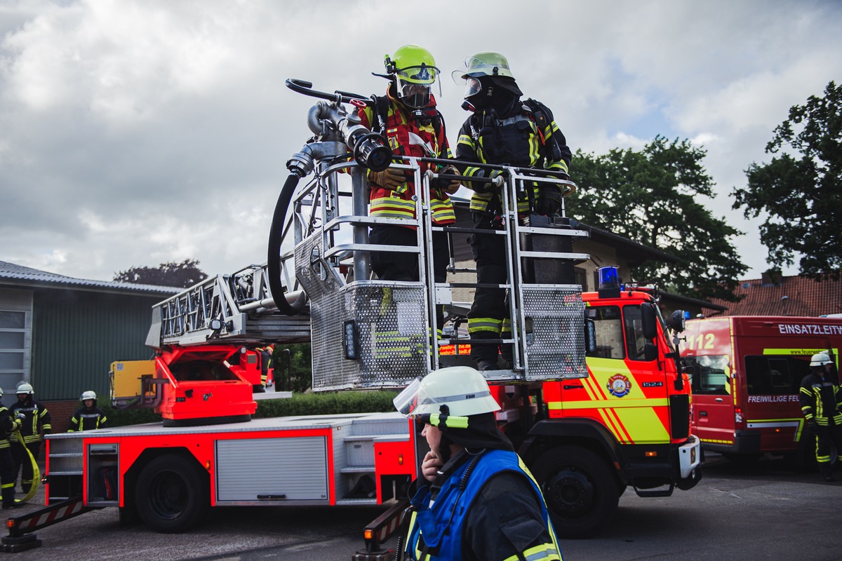 FW-SE: Feuer und Verkehrsunfall zugleich - Erfolgreiche Alarmübung in Wakendorf II